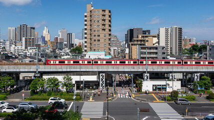 高架線を走る電車