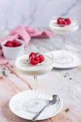 Kokosmilch Panna Cotta mit Himbeeren