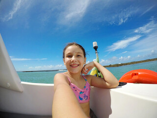 garota sorridente de férias em barco no mar 