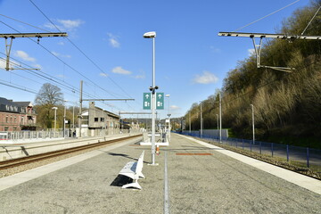 Le quai central récemment rénové de la gare d'Yvoir au nord de Dinant