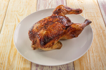 Pollo entero en plato