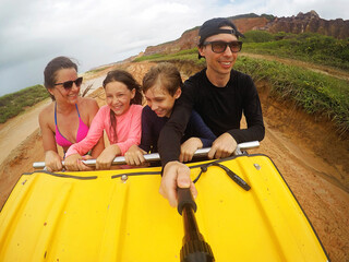 família de férias em divertimento com carro em falésias