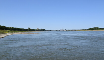 blick auf düsseldorf über rhein aus neuss grimlinghausen
