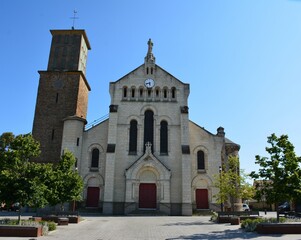 Fototapeta na wymiar Eglise Saint-Pierre de Bouguenais