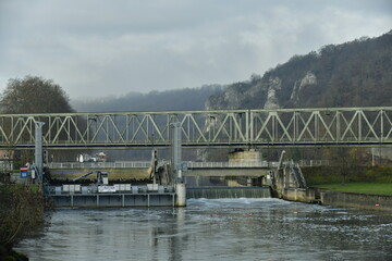 Le pont métallique de la ligne de chemin de fer Dinant-Libramont traversant la Meuse à Anseremme