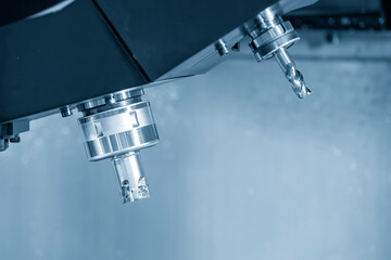 The indexable tool and flat end mill in the tool magazine.