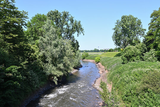 m&uuml;ndung fluss erft in rhein in neuss, nrw, deutschland