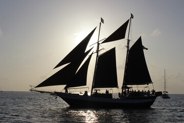Fototapeta na wymiar sailboat sunset