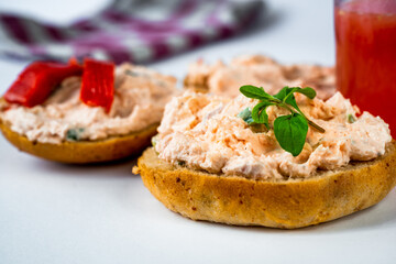 2 canapés with salmon spread with fresh cheese, juice and cloth.