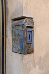 Vintage, blauer Briefkasten der Post verziert mit der Aufschrift "Letters only" GR