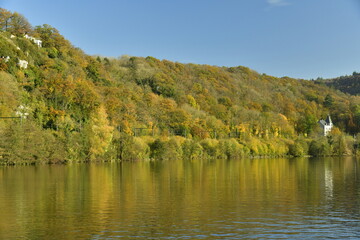 Végétation luxuriante et bucolique des collines se reflétant dans les eaux calmes de la Meuse à Profondeville