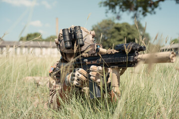 Special forces soldier in camouflage with a pair of weapons that are full of modern technology and complete for battle - obrazy, fototapety, plakaty