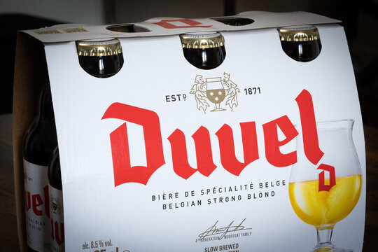 Vaison le Romaine, Vaucluse, France - 12052023 : pack en carton de 6 bouteilles en verre de marque Duvel, en gros plan.