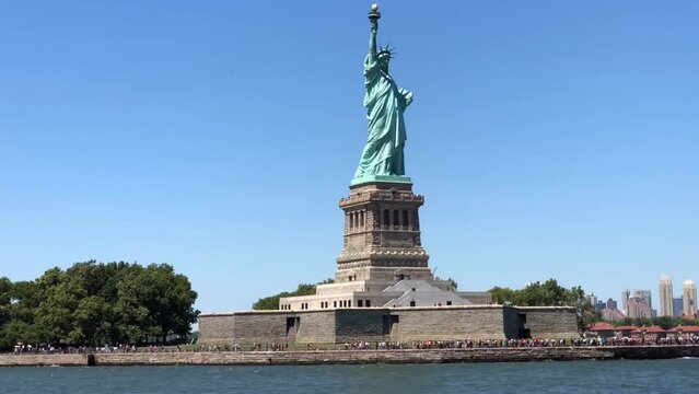 New York, Estatua de la Liberad, vista desde un barco.