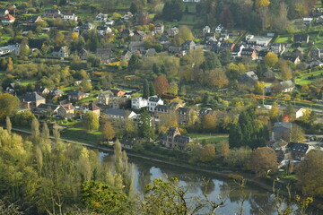 Fototapeta na wymiar Paysage du champs ferme, maisons et bois au fond de la vallée de la Meuse à Godinne 