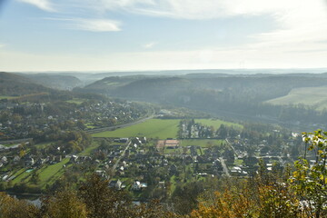 La vallée verdoyante de la Meuse avec ses méandres dans un environnement bucolique en automne sous la brume en voie de dissipation à Profondeville au sud de Namur 