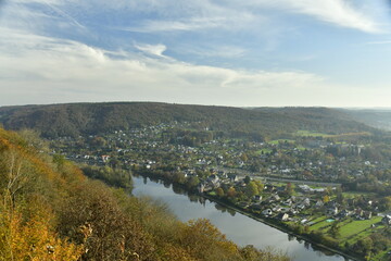 La vallée de la Meuse vue depuis le panorama des Sept Meuses à Profondeville au sud de Namur 