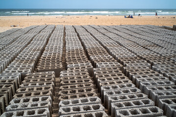Des moellons pour la construction de bâtiments sur la plage de Yoff  un quartier périphérique de la ville de Dakar auSénégal en Afrique de l'Ouest 