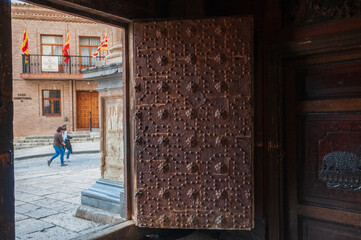 Vista de una preciosa y antigua puerta metálica oxidada de una iglesia de Daroca, Zaragoza, con su...