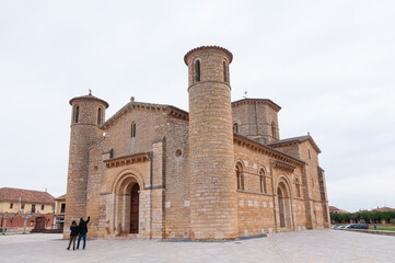 Vista de la iglesia románica de Frómista, Palencia, en el camino de Santiago, ejemplo de...