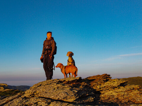 Observing from the heights of the mountain how difficult the road is