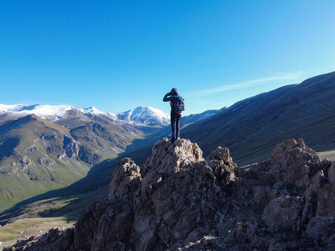 Observing from the heights of the mountain how difficult the road is