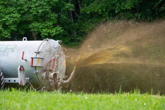 Spreading liquid manure . G&uuml;lle ausbringen