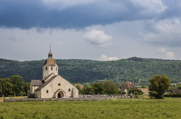 L’église romane Sainte-Marie à saint-Hymetière dans le Jura est très bien conservée, avec son clocher octogonal, et subsiste en retrait du village. Elle a été classée Monument historique