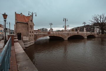 Obraz premium Wroclaw, Pomorski bridge, street near the river