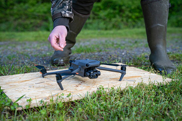 Rehkitzrettung - Holzbrett sorgt für einen stabielen Untergrund für eine Drohne mit...