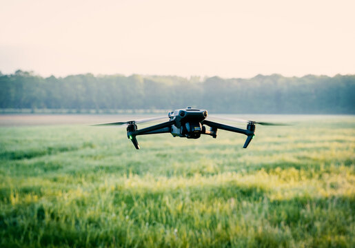 Rehkitzrettung - Drohne mit Wärmekamera fliegt am frühen Morgen die Wiese ab.