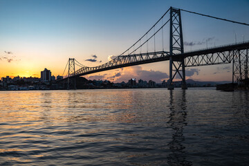 Anoitecer em Florianópolis ao fundo a Ponte Hercílio Luz  e seu reflexo no mar , Florianopolis, Santa Catarina, Brasil
