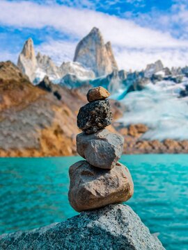 Pircas en la Laguna mas linda del mundo. Monte Fitz Roy, Patagonia.