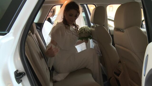 sposa entra in macchina prima di andare in chiesa