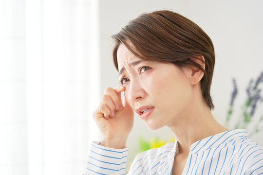 目が痒い女性