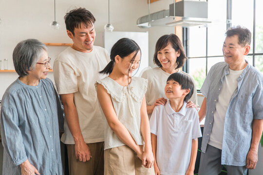 楽しそうにおしゃべり・話す三世代家族・大家族