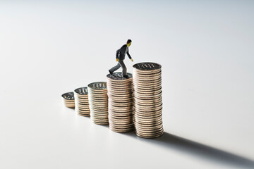 お金の階段を登るビジネスマン