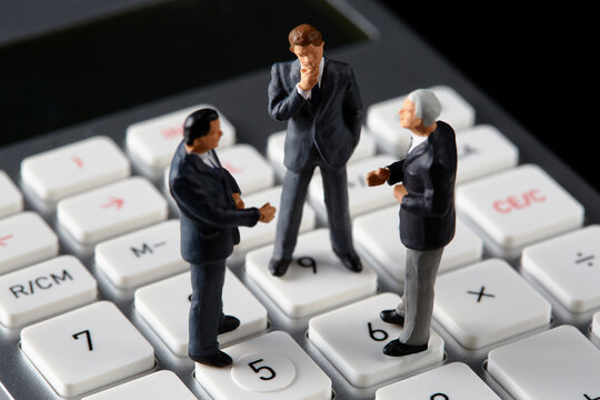 計算機の上で会議するビジネスマン