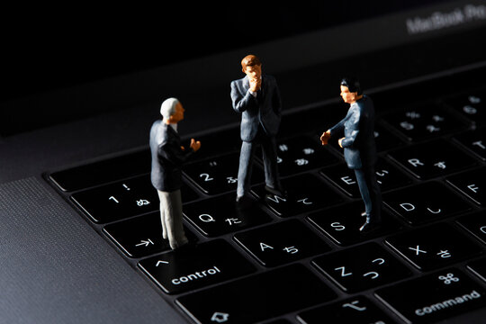 キーボードの上で会議するビジネスマン