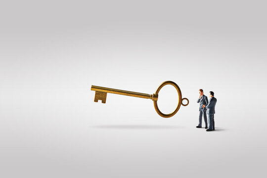 鍵とビジネスマン