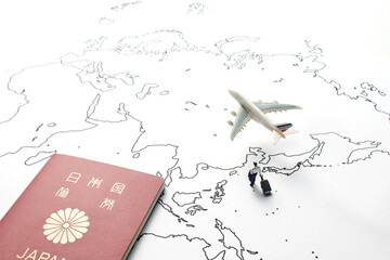 世界地図と飛行機とビジネスマン