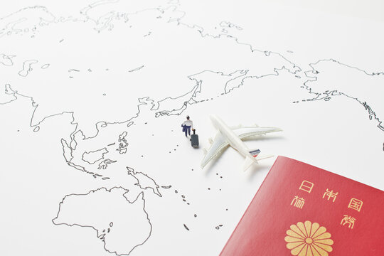 世界地図とパスポートとビジネスマン