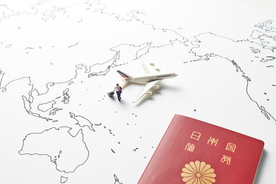 世界地図とパスポートとビジネスマン