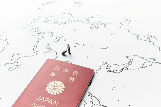 世界地図とパスポートとビジネスマン
