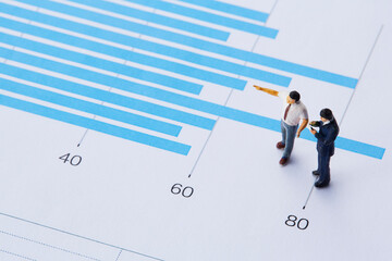 グラフとミニチュアの人