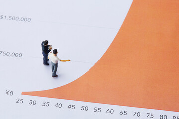 グラフとミニチュアの人