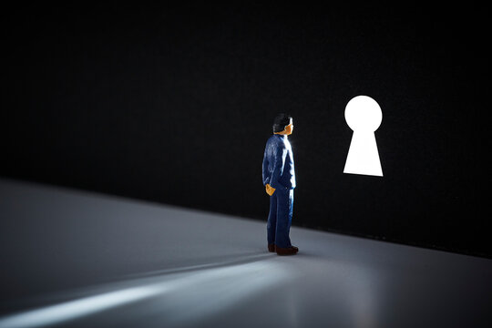 鍵穴とミニチュアの人