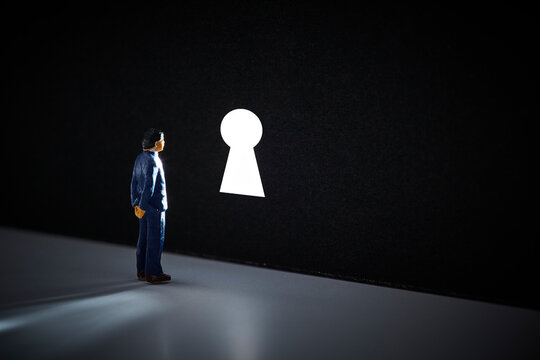 鍵穴とミニチュアの人