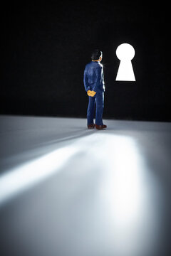 鍵穴とミニチュアの人