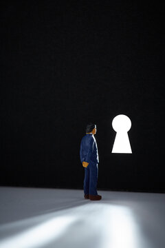 鍵穴とミニチュアの人